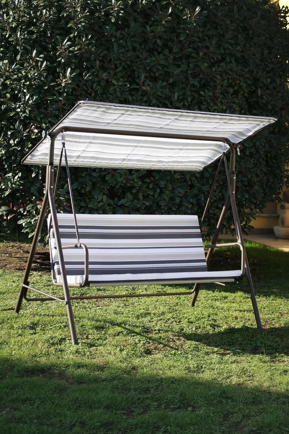 How to Turn a Patio Swing into a Cozy Outdoor Reading Nook