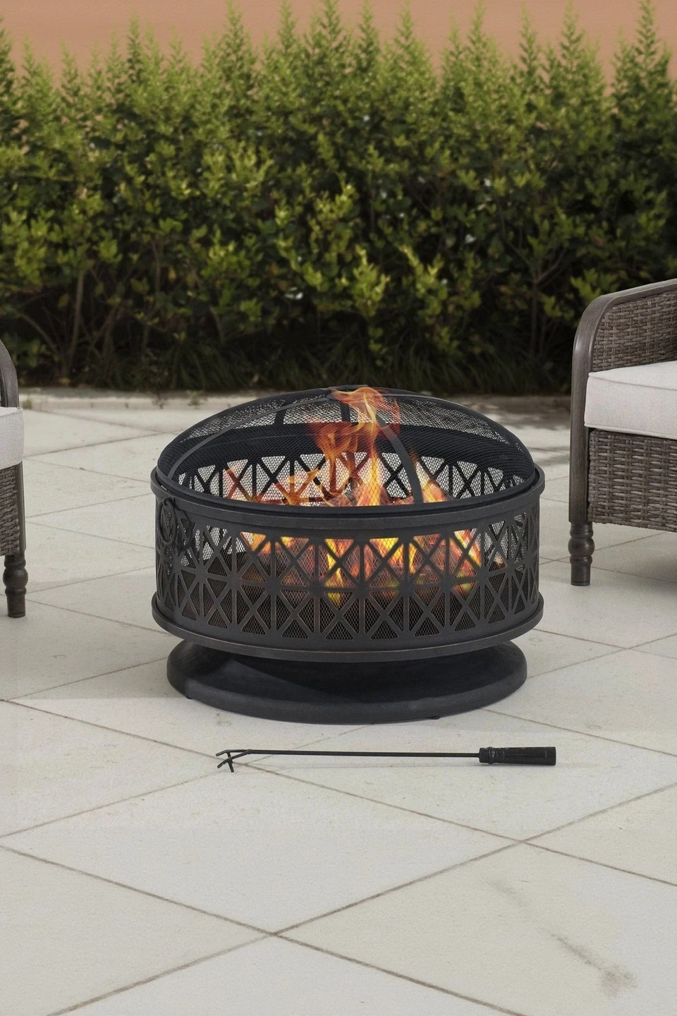 SUNJOY 30 Inch Metal Fire Pit with Spark Screen and Fire Poker